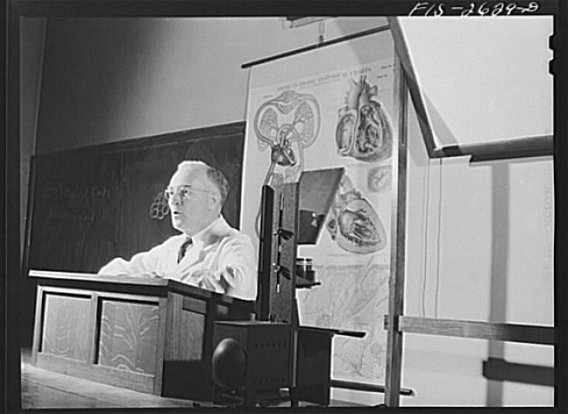 Professor lecturing on physiology in the veterinary school at Iowa State College, Photograph